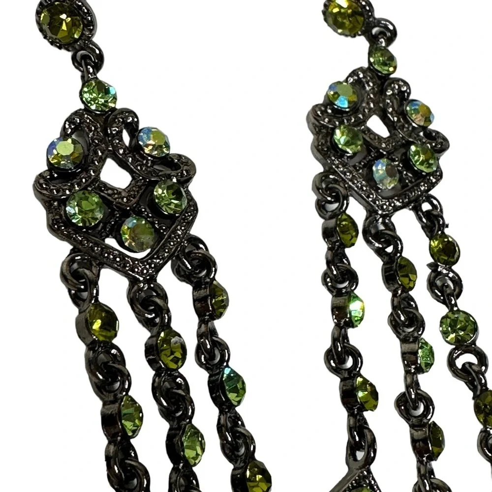 Beautiful vintage silver with green stone earrings. Stunning dangle earrings